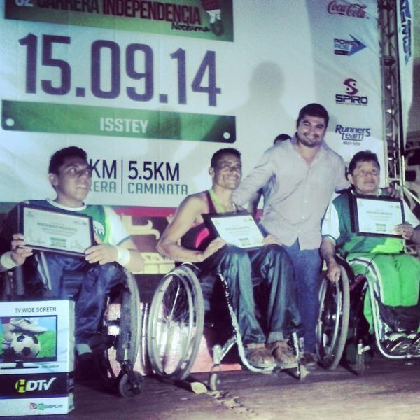 fabianeuan's tweet photo. #Premiación  #Edición32 #CarreraNocturna #Independencia #ISSTEY #IDEY @RolandoZapataB  @ViCaballeroD @NerioTorresA http://t.co/wZ6oloITWL