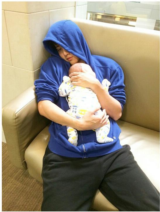 mikedangeloid's tweet photo. Knock out 555 @M1KEANGELO 
Daddy take Max to get vaccine
CR : KORANAT_PK IG
#m1keangelo #mike #maxwell #fatherandson http://t.co/9rLC4K2OEm