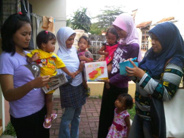 wiendol's tweet photo. Setiap sore teman2 sikecil pasti pd kerumah, bunda-bundanya sambil liat2 tuppy #Party #GoWithCommunity. @tupperwareID http://t.co/lY3uZU3hN7