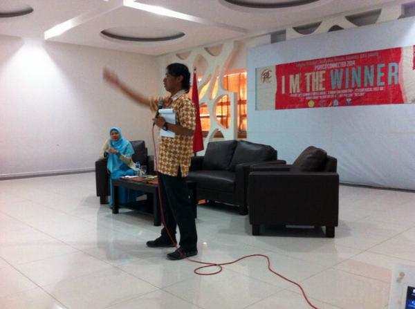 INFOBEMFPsiYAI's tweet photo. Ini dia nih pembicara dr PUSAT KRISIS UI yaitu Mas wahyu cahyono di seminar Psychological First Aid di AULA FIKOM YAI http://t.co/FEGEQlN64t