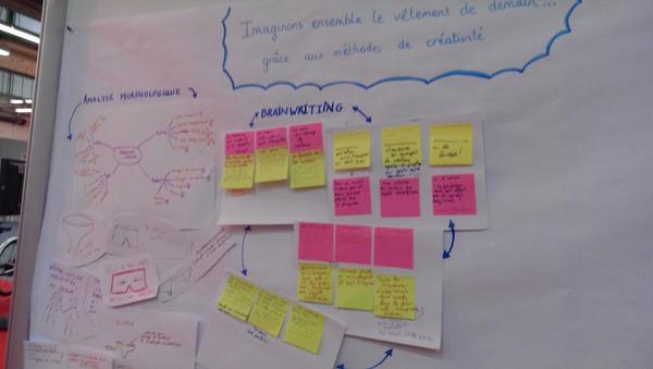 instantscience's tweet image. A l'#ICSshow on propose des initiations aux méthodes créativité. Ici on incrémente les idées sur le vêtement innovant