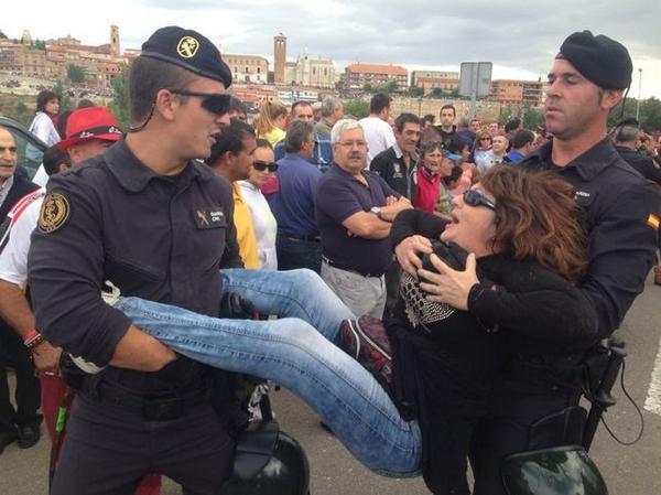 XaviMatas's tweet photo. Apedrean y detienen a varios activistas contra el maltrato animal #NoAlToroDeLaVega http://t.co/HgmmD5XHPt