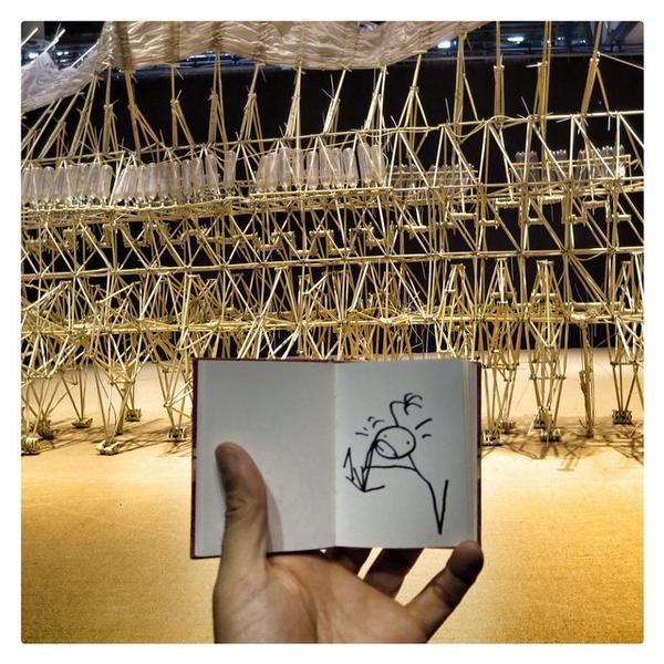 citedessciences's tweet photo. Photo de @elyxyak : "Theo Jansen attacks !

#elyxyak #citedessciences #paris #artrobotiq... http://t.co/MSkeB8kaQd http://t.co/HTJDU2w6oj