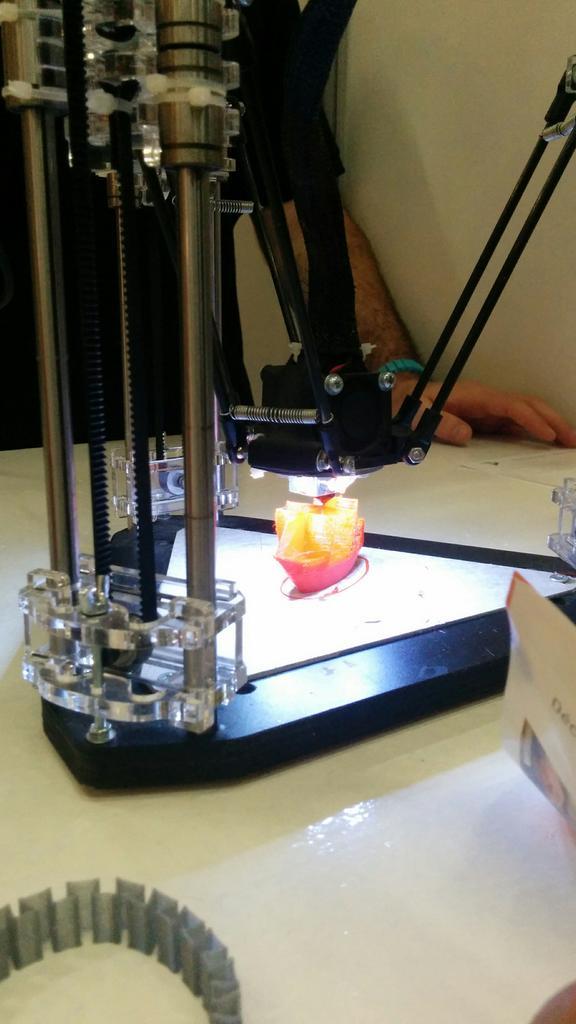 Aestetype's tweet image. Démonstration sur le stand emotiontech imprimantes 3D, le public est tres curieux. #ICSshow #reprap