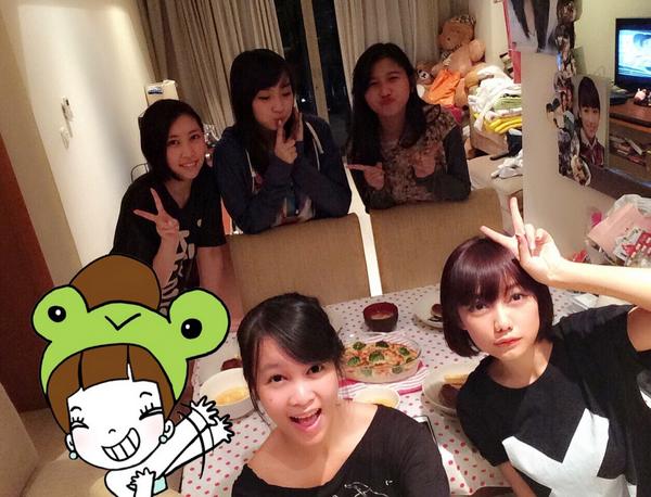 viviyonaap's tweet photo. makan malam sama @Lidya_JKT48 @Via_JKT48 @Nadila_JKT48 di masakin @RChikanoJKT48 enaak 😊✨ http://t.co/gKYPvPAW47