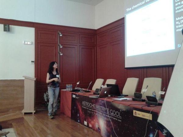 ASTROMOL_'s tweet photo. Paola Caselli, directora d Max Planck Institute for Estraterrestrial Physics, habla d formación estelar. #AstroCool http://t.co/gfP2ugi4zI