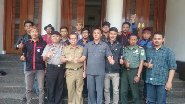 halo_bandung's tweet photo. Sekretaris #DiskominfoBdg bersama Kabag @BdgKesra menerima Demo KMIB terkait Kepemimpinan 1Tahun Walkot @ridwankamil http://t.co/AcuCEuDL7V