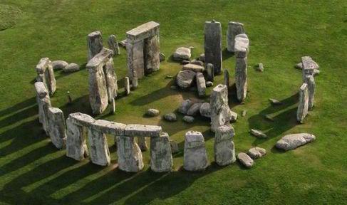 AventurHistoria's tweet photo. Descubren 17 nuevos templos en los alrededores de Stonehenge...http://t.co/JcgLivspj3 http://t.co/f8kxu4Mcq1