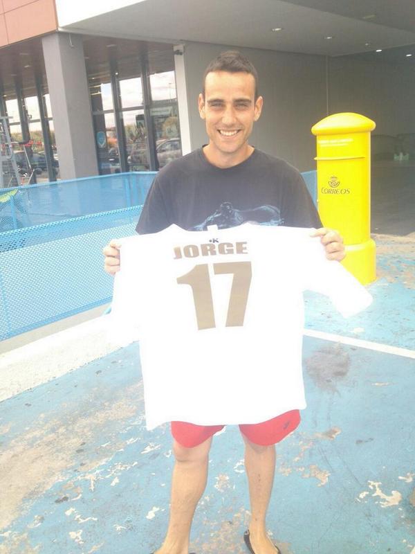 PlantaSantaCF's tweet photo. OFICIAL: El nuevo jugador del club posa con su nueva camiseta,  dorsal 17.#BienvenidoAlClub #VamosPlantaSanta. http://t.co/w54ACzwAzU