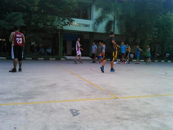 Ini rame  "<a href="/Basket_UPNJKT/">Basket Veteran Jkt</a>: Latihan selasa with ka <a href="/RadenAria/">RAWN</a> 🏀 "