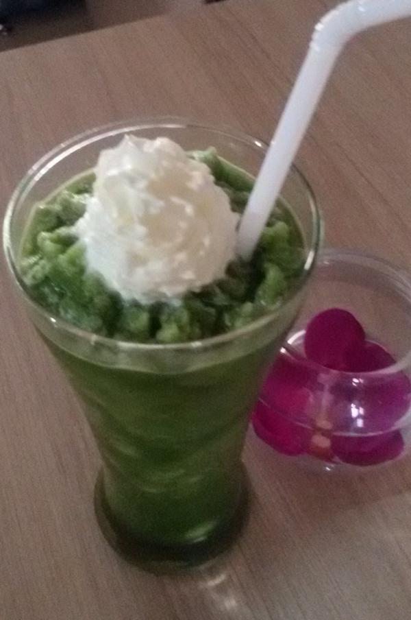 BoonTongKeePH's tweet photo. What's perfect on a hot day like today?

BTK's GREEN TEA SHAKE!

Refreshing &amp; healthy! http://t.co/uogeVYNkkd