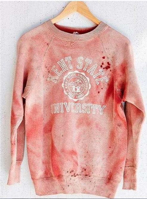 A3Noticias's tweet photo. Polémica por una sudadera de Urban Outfitters que recuerda a una masacre estudiantil en EEUU http://t.co/UhrSmx5WoW http://t.co/KvlfwQoiRu