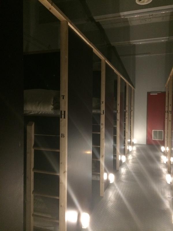 Slapen op "zaal" voor €20,00 per nacht <a href="/StrijpS/">Strijp-S</a> #hotel #BlueCollarHotel