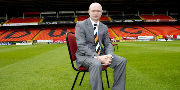 YesScotland's tweet photo. Dundee United's chief Stephen Thompson signs for Yes 
 http://t.co/kbc4qXHQGe #VoteYes #ArabZONE #indyref http://t.co/VxAPd83Uqd