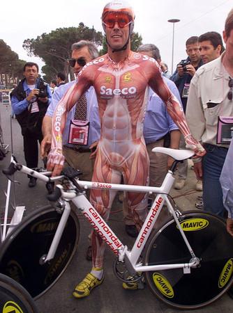 ぷらんちゃ パワーをください 今コロンビア女子自転車チームのジャージが話題ですが ここで01年ジロデイタリアでのマリオ チポリーニを見てみましょう Http T Co 5l4pflpywe Twitter