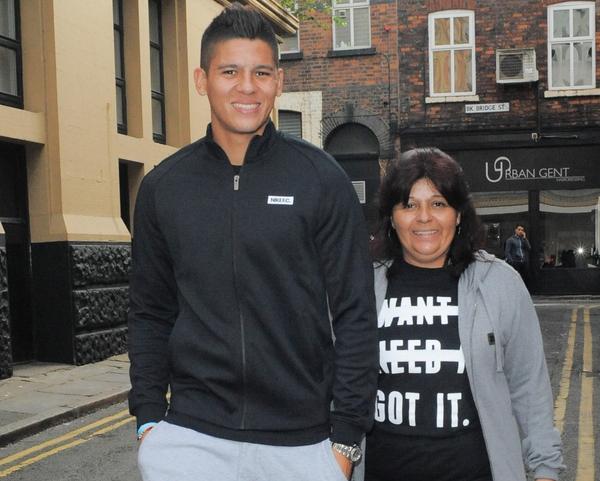 MENnewsdesk's tweet image. Manchester United's Marcos Rojo hits town to celebrate debut - with his mum manchestereveningnews.co.uk/news/showbiz-n…