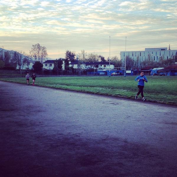 ladyrunchile's tweet photo. Entrenando+pista+AM. #running #runners #conquistorutas @runclubcl http://t.co/v5o2zArkGC
