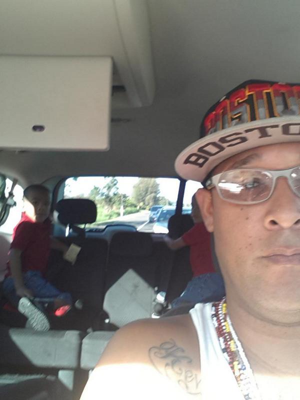 Samot_2's tweet photo. Llevando a mis hijos a la escuela buen dia asi soy real http://t.co/3EncS2smhW