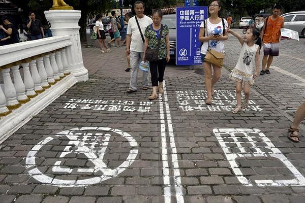 A3Noticias's tweet photo. Inauguran un carril para adictos al móvil en la ciudad china de Chongging http://t.co/UaUE74maK2 http://t.co/oLXIOnTDwA