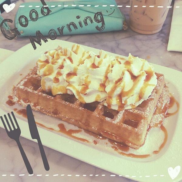 AlyButtons's tweet image. Brussels waffle with salted caramel and whipped cream care of @maisonmathis New Haven 🍯 ift.tt/1u2BJXi