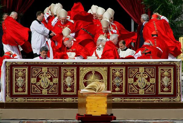 ActualidadRT's tweet photo. Se incautan de cocaína y #marihuana en un vehículo diplomático del #Vaticano http://t.co/4uzB4SERy2  http://t.co/QMhfX4MI9t