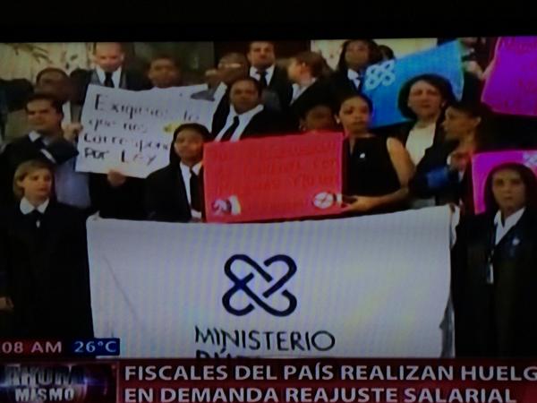 FelixPortes's tweet photo. Apoyamos paro de labores del MP reclamando aumento salarial y respeto al % q le corresponde a la PGR @DignidadMP_RD http://t.co/K3AfWPCLXr