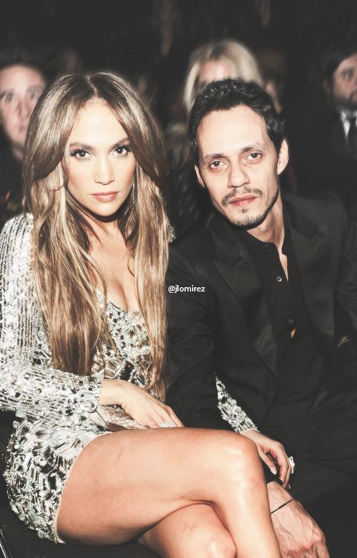 Happy birthday Marc Anthony. Heres a photo of him with a fan 