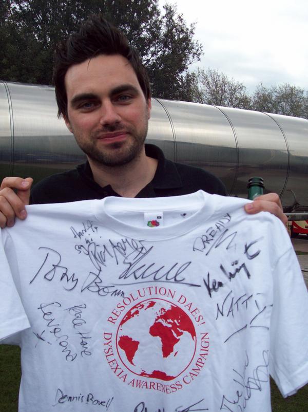 rdaesorg's tweet photo. Richard Archer @HARD_FI Showing support to #dyslexia awareness and @rdaesorg http://t.co/G1fvd4jaob