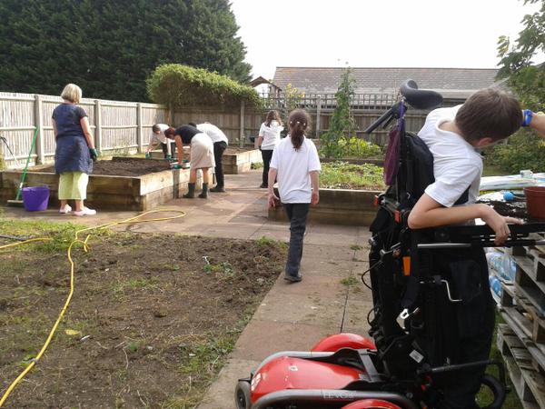 KimCarter5014's tweet photo. Gardening with special children. http://t.co/PBUoHowJ3Y