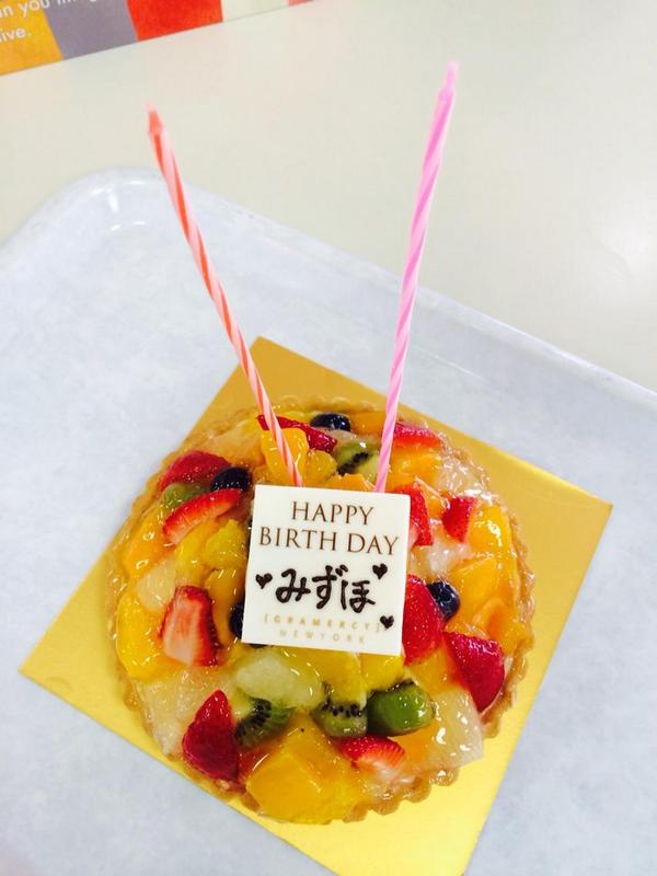 ritothan's tweet photo. 昨日はおいちゃんで久々に会って
笑いまくりお腹やばかった(笑)
最近は上海行ったり、髪の毛きちがいなったり
今日は成績発表で学校行ったら
サプライズ。
プレゼント嬉しすぎた。
本間にありがとう(:_;)!!!! 
감사합니다♡ http://t.co/mKQAqqN8GX