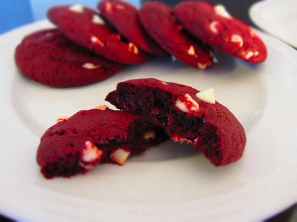 lulusbakehouse's tweet photo. Red Velvet and White Chocolate Cookies…. #redvelvet #enjoywithmilk http://t.co/MLVihaW2BI