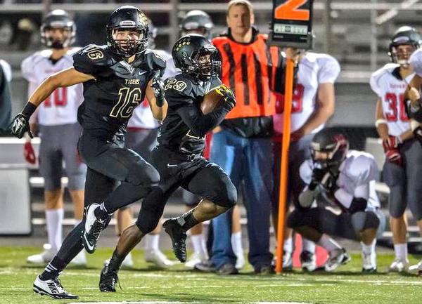 TopSpeedLLC's tweet photo. TopSpeed ath @jakewatkins19 escorting #29 in for the TD during INT return. Hip flexed, toes about to dorsiflex #Speed http://t.co/DJpvVrbCqJ