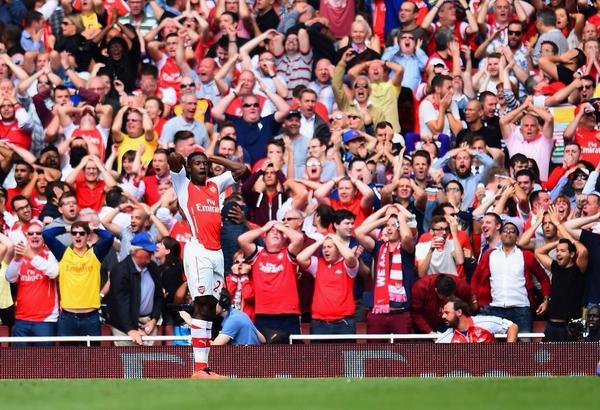TipsFutbol's tweet photo. Espectacular fotografía de Welbeck y la afición del Arsenal tras un fallo del jugador: http://t.co/YjlC7KzI5g