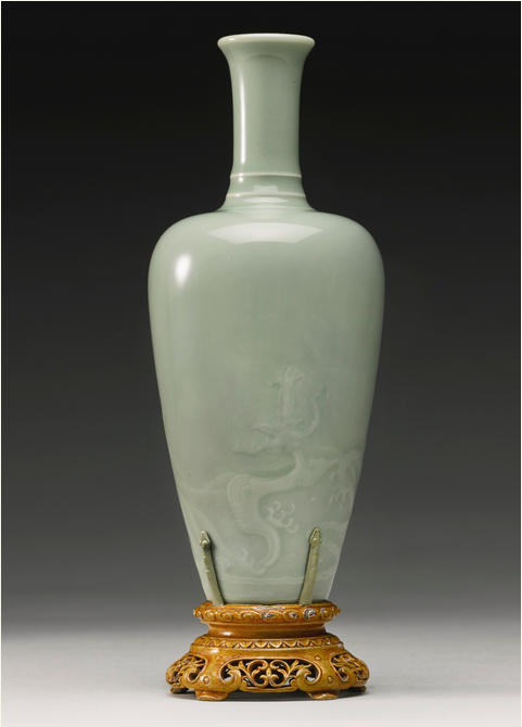 Sothebys's tweet image. #AuctionUpdate: This rare Dragon vase from the Kangxi Period just sold for $2.3m, over 7x its high estimate #AsiaWeek
