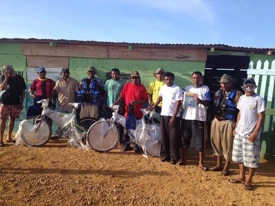 En Bahía Hondita, entregando bicis y equipos de snorkeling, como dotación al grupo de custodios de tortugas marinas