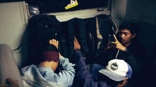 patriahernadzan's tweet photo. Nih pas kondisi di dalem kereta @Pasoepati @vvb1923 @PasoepatiNet http://t.co/BgwnBEjqXQ