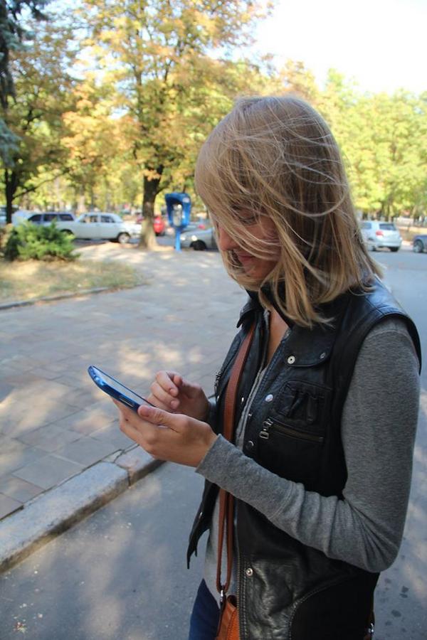 GrahamWP_UK's tweet photo. In Lugansk yesterday,people using phones like it was the first time,after over a month of near no signal. "I'm alive" http://t.co/oYta84XEgY