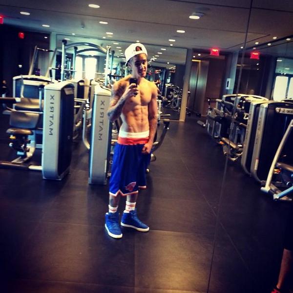 AidenHalisonx's tweet photo. Bisschen was für meinen Sixpack tun, nh;) http://t.co/MwTLwGfYOh