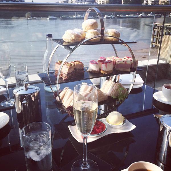 EllaHenderson's tweet photo. My first day off in ages... Such a lovely day with my girls! Xx E @bookaspa @hotelverta 😘  x http://t.co/rJV9Pe5dxu