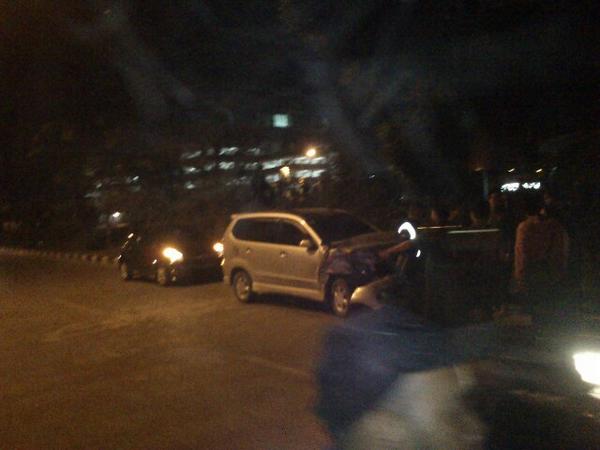 Kecelakaan di jl. Kalmalang dpn cheese and cake. <a href="/TMCPoldaMetro/">TMC Polda Metro Jaya</a>