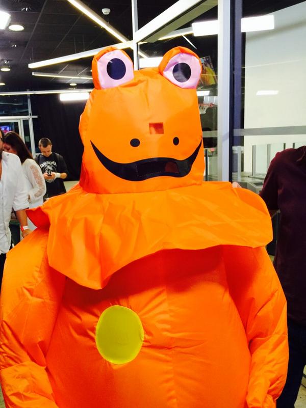 TBT9_W9's tweet photo. 40 ans et il n'a pas changé ! Il est avec nous ce soir en exclusivité... Mesdames et Messieurs... CASIMIR ! http://t.co/gmcQxjBNA2