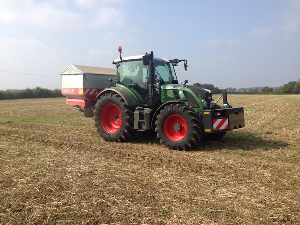 The_Barker_Boys's tweet photo. Our new rig up and running! NPK blend being put on out improving OSR. #fendt516 #KVGeoSpreader http://t.co/36tttboSy4