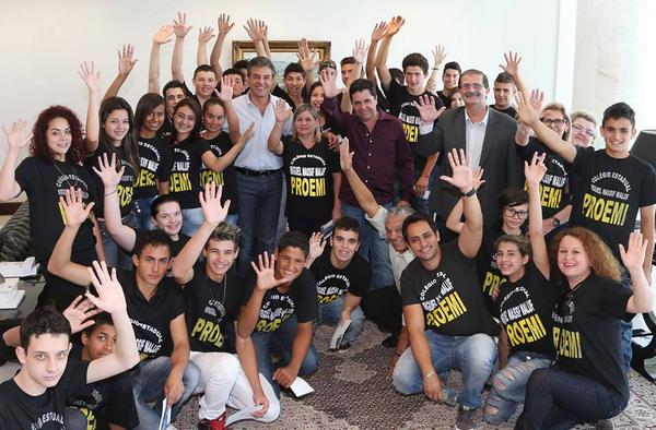 BetoRicha's tweet photo. Fiquei muito feliz com a visita dos alunos da Escola Estadual Miguel Nassif Maluf, de Wenceslau Braz. http://t.co/gowR0TT83o