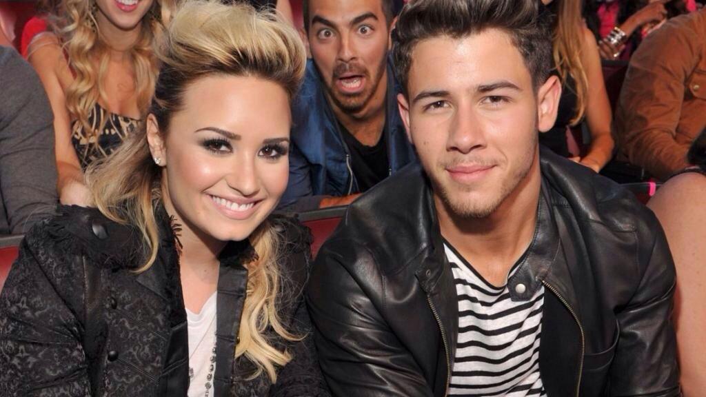 Hoje é aniversário do Nick Jonas, grande amigo de Demi.
Happy birthday, baby!   