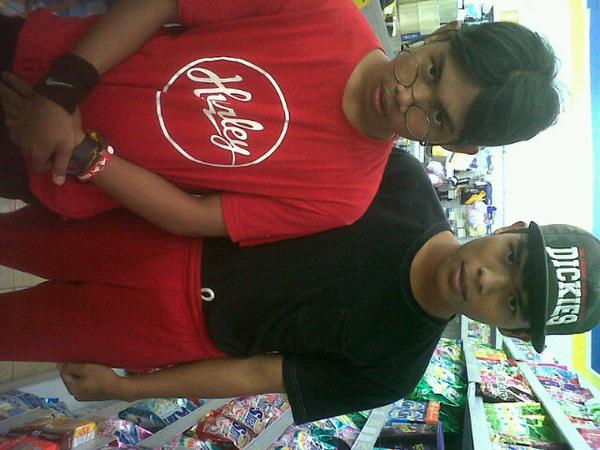 MDwiriski's tweet photo. With abdul :D gila" di alfamart =D http://t.co/b5QapeAunL