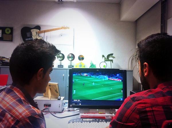 davidalvarezfm's tweet photo. Después de currar a tope en la radio, un poco de #Champions con el compi @JesusSanchezDJ #MiMaxima http://t.co/BzqYuelReS