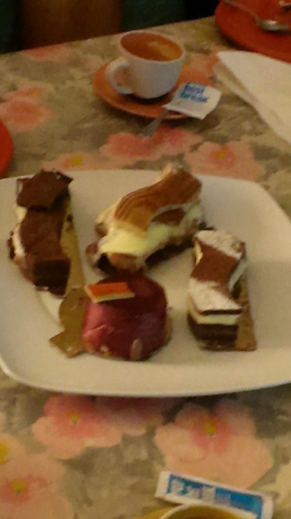 samantaramos7's tweet photo. @misstesi @Lorenaarroyos y tan dulce bombones...mil gracias vaya sorpreson!! :))) que aproveche guapetonass http://t.co/UCMqkjHcZf