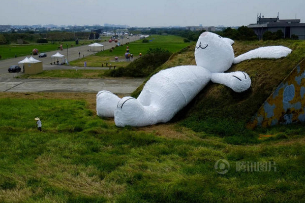 TheCuriousHouse's tweet photo. 'Moon Rabbit', A Giant Paper Rabbit Sculpture in Taiwan - http://t.co/4UkhlTUlL3 http://t.co/YDRvP7MS3p