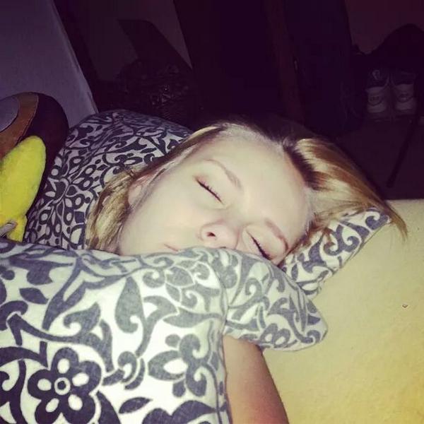 Pugnator_Mitch's tweet photo. Ist unsere Bienchenmama nicht traumhaft süß wenn sie schläft???@dagibeee😙du bist so hübsch😯ich beneide dich voll😟 http://t.co/9Yhf3CBgOM