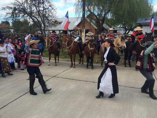EquipoVonBaer's tweet photo. Senadora @enavonbaer celebrando las Fiestas Patrias junto a la comunidad de #Pichirropulli en Paillaco #valdiviacl http://t.co/1JP13ppYoJ